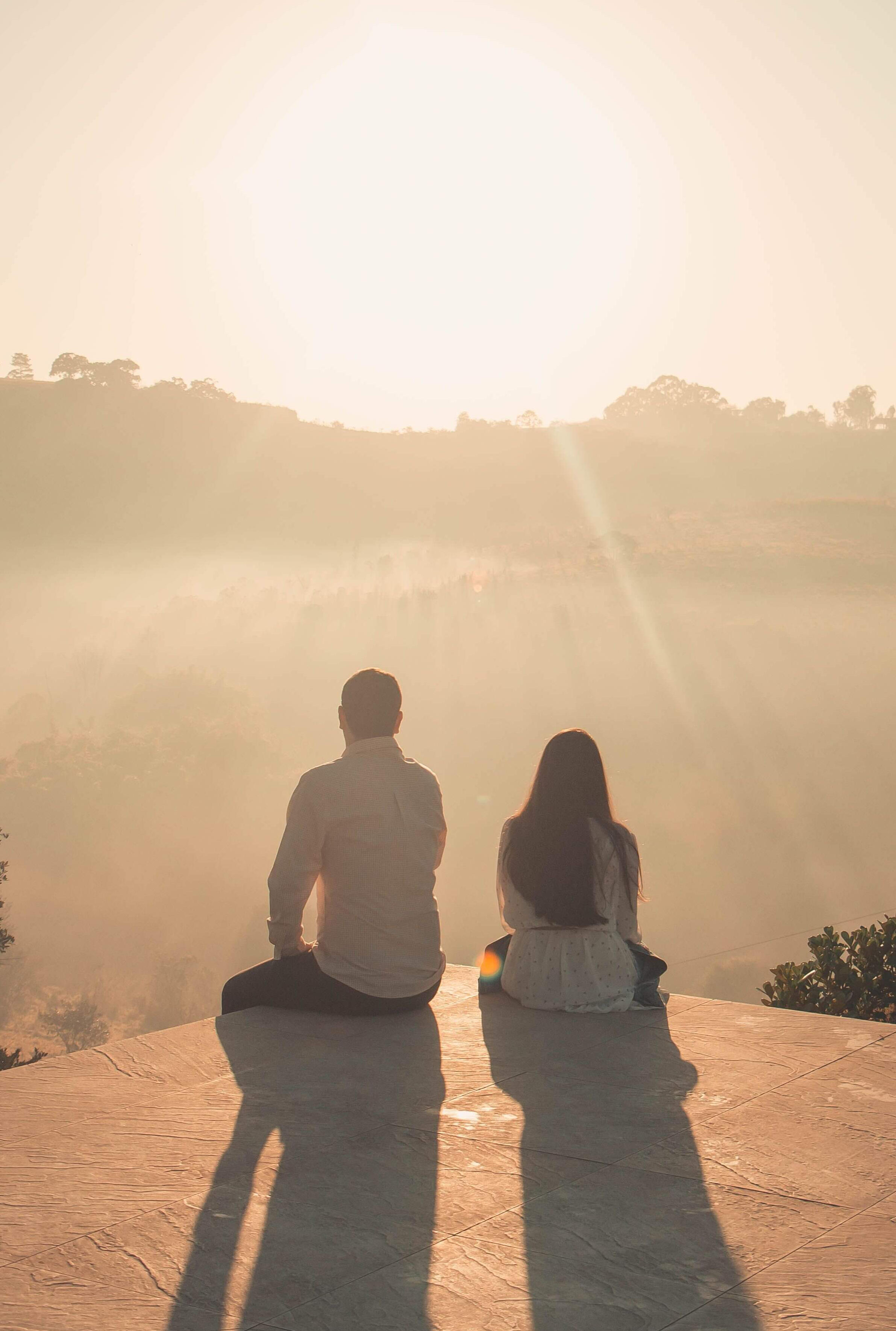 Paarcoaching Ein Paar sitzt auf einer Mauer. Paare und Partner jeglicher Art kommen zu Marius Klett für eine Mediation, oder um in Konflikten belgeitet zu werden.